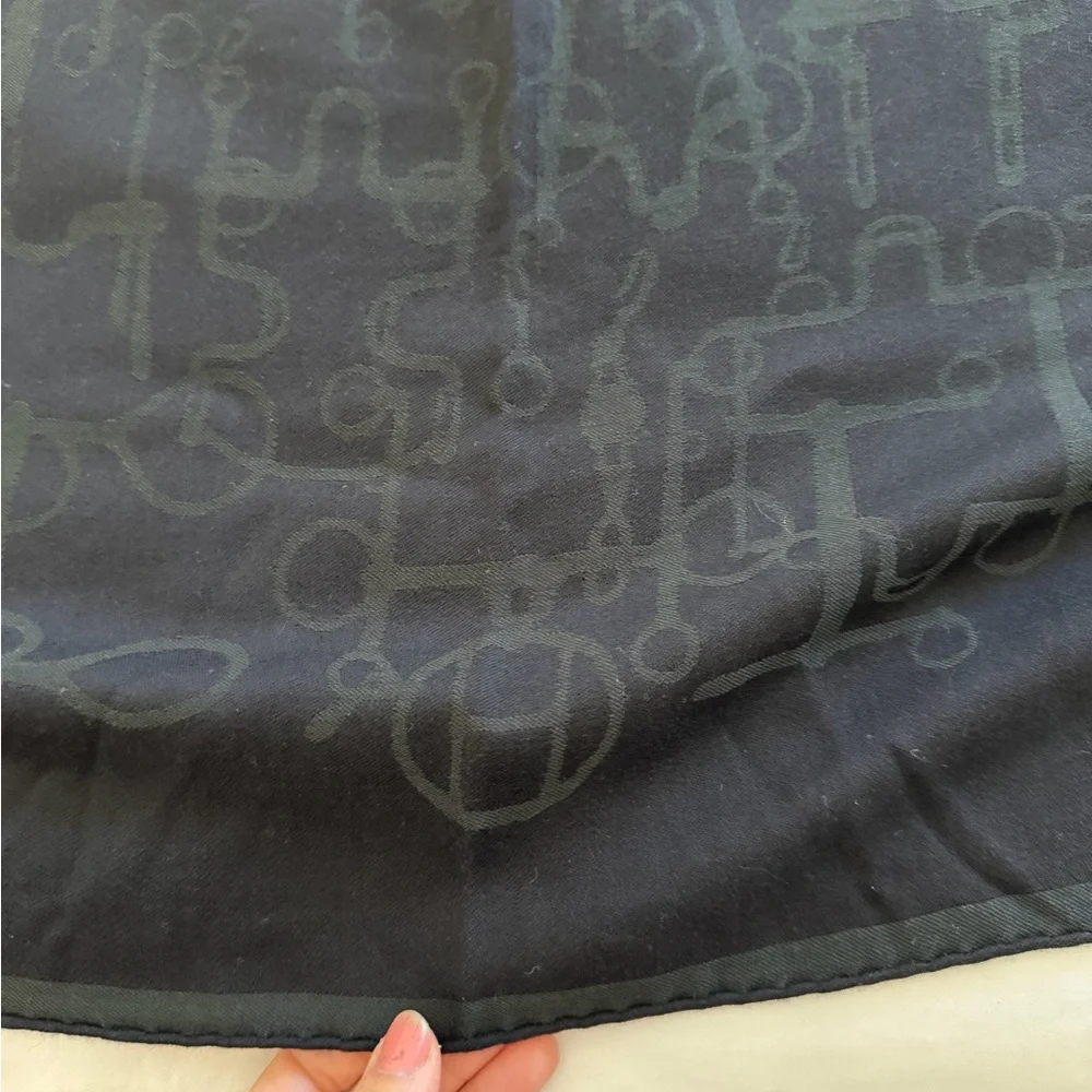 ☀️🌴Hermes Wool Scarf with Signature Pattern - Picture 4 of 7